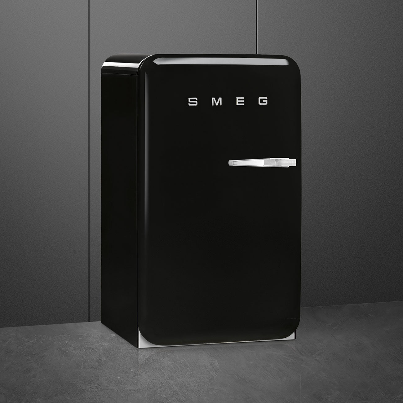 SMEG FAB10HLBL6 zwarte retrokoelkast geopend