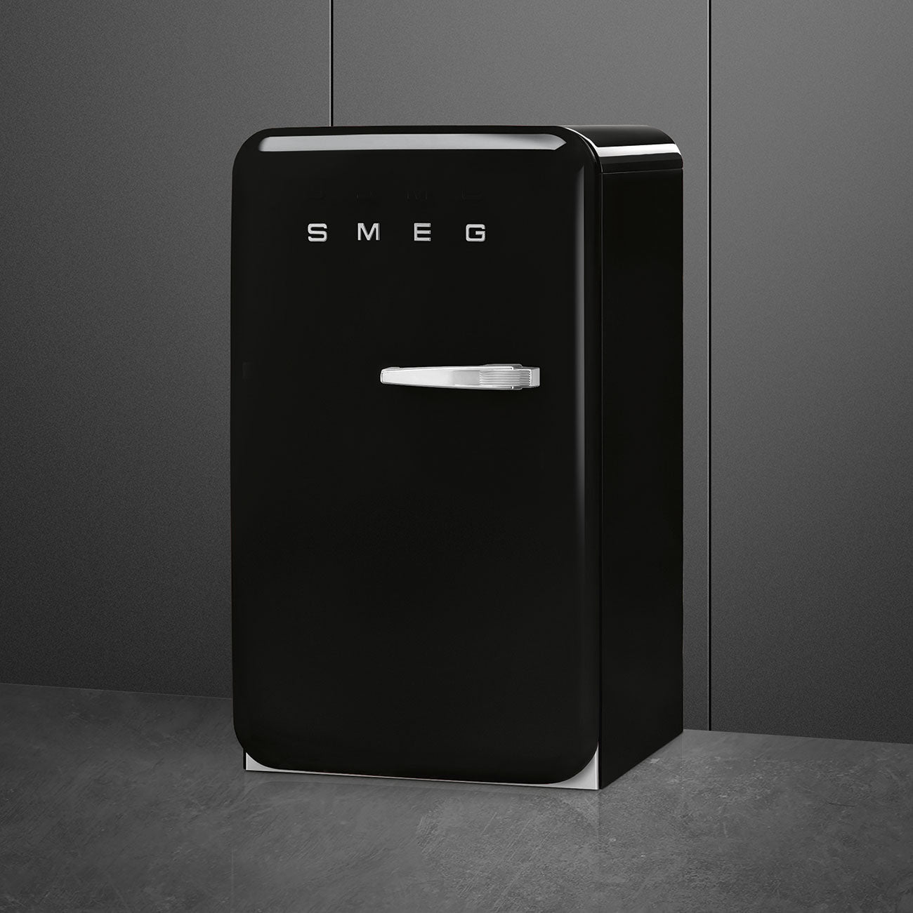 SMEG FAB10HLBL6 zwarte retrokoelkast interieur